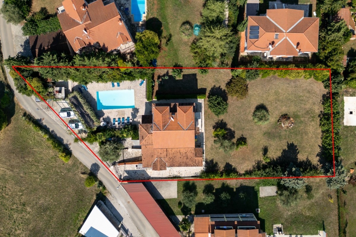 Istria, Parenzo – Villa con 5 Appartamenti, Piscina e Ampio Terreno – Ideale per Investimento o Affitto