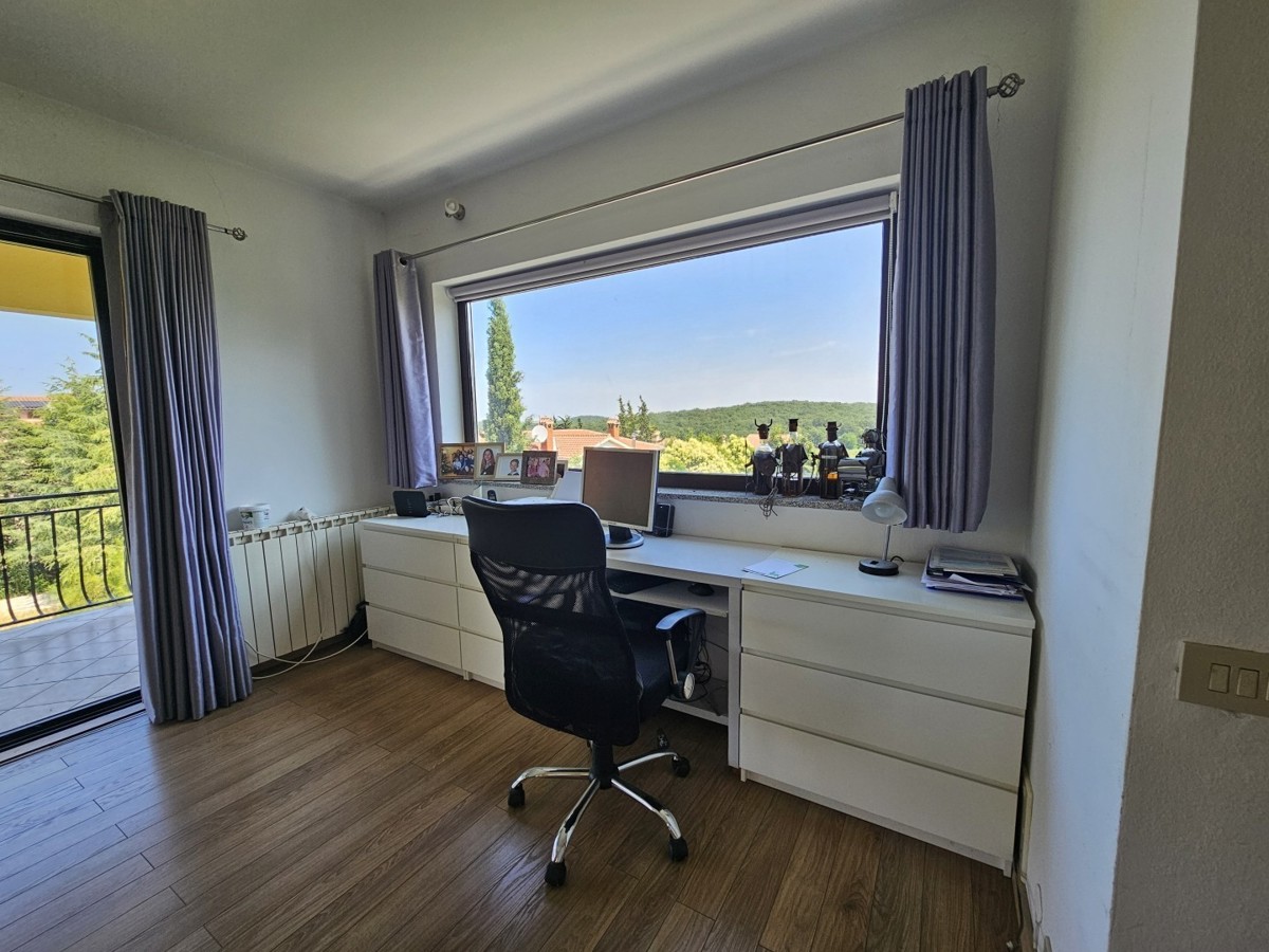 Istria, Parenzo – Villa con 5 Appartamenti, Piscina e Ampio Terreno – Ideale per Investimento o Affitto