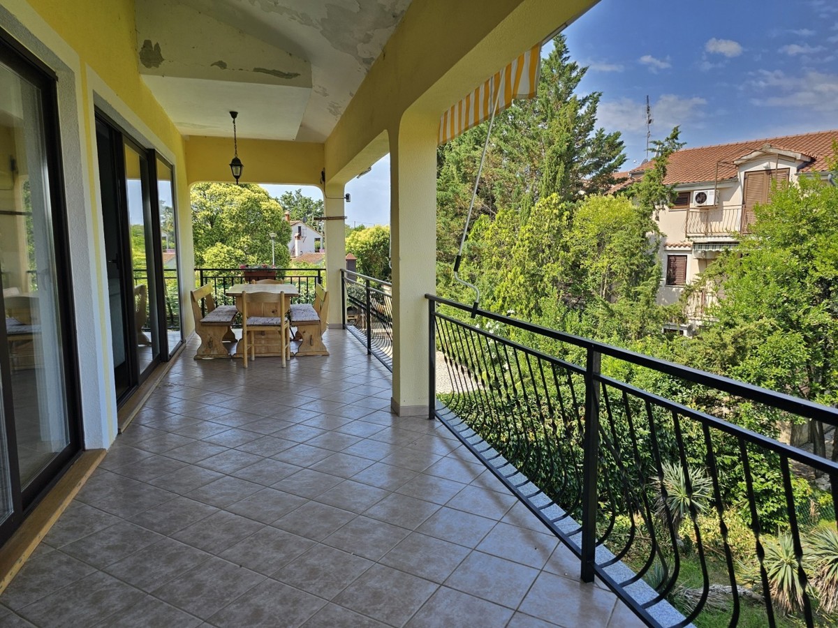 Istria, Parenzo – Villa con 5 Appartamenti, Piscina e Ampio Terreno – Ideale per Investimento o Affitto