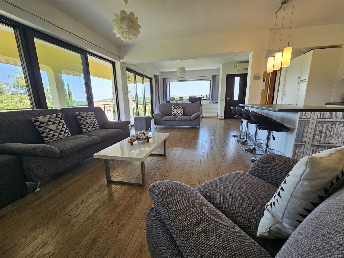 Istria, Parenzo – Villa con 5 Appartamenti, Piscina e Ampio Terreno – Ideale per Investimento o Affitto