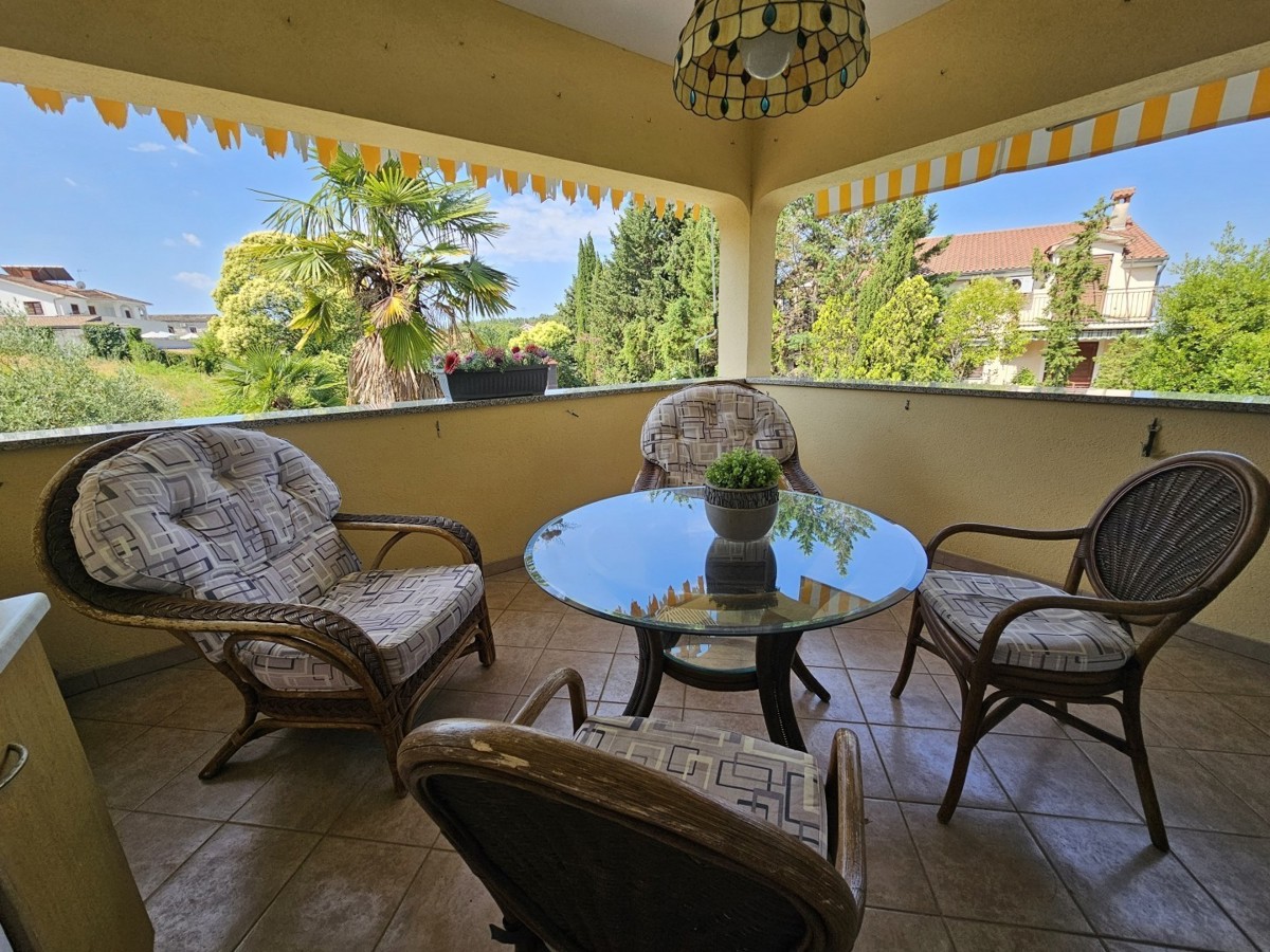 Istria, Parenzo – Villa con 5 Appartamenti, Piscina e Ampio Terreno – Ideale per Investimento o Affitto