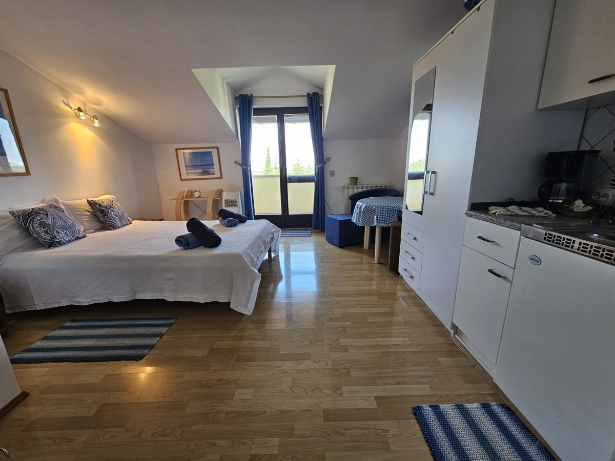Istria, Parenzo – Villa con 5 Appartamenti, Piscina e Ampio Terreno – Ideale per Investimento o Affitto