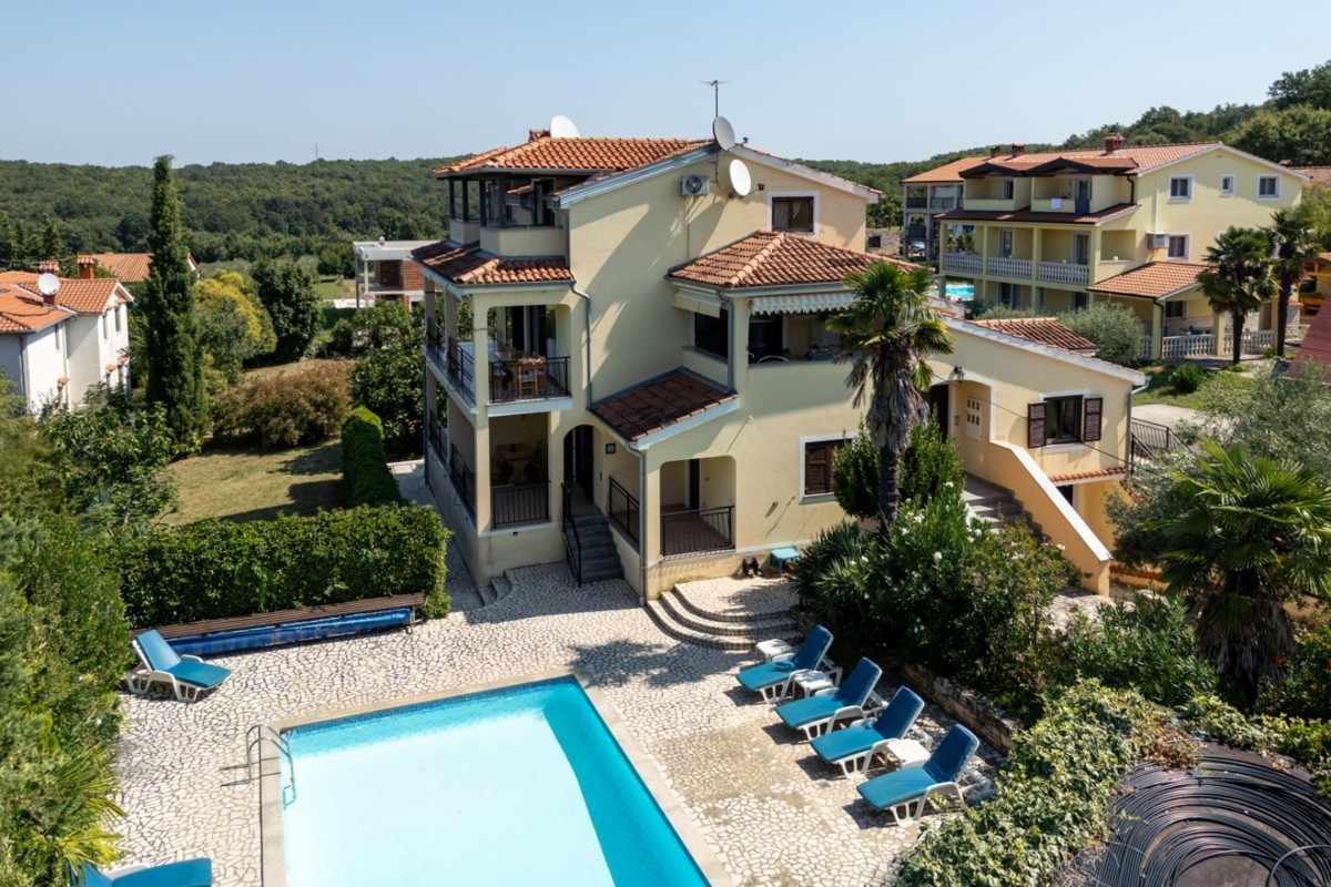Istria, Parenzo – Villa con 5 Appartamenti, Piscina e Ampio Terreno – Ideale per Investimento o Affitto