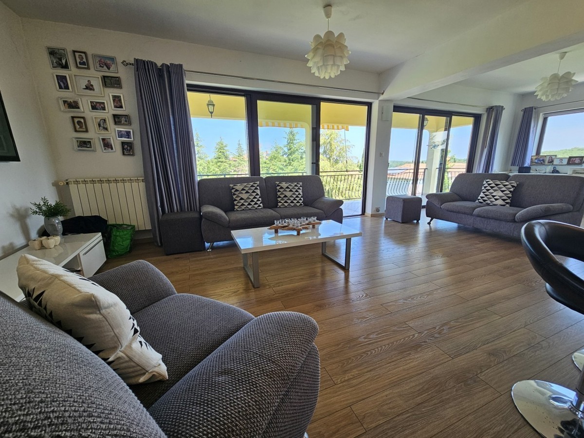 Istria, Parenzo – Villa con 5 Appartamenti, Piscina e Ampio Terreno – Ideale per Investimento o Affitto