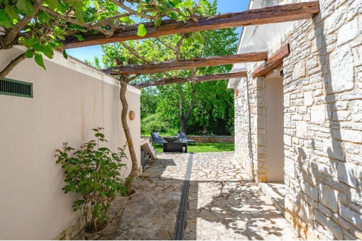 Affascinante bungalow con garage, jacuzzi e giardino mediterraneo – vicino a Poreč, Istria
