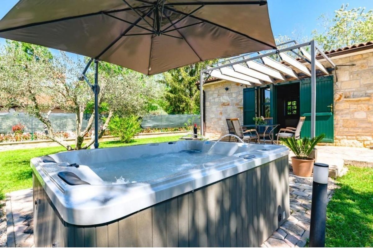 Affascinante bungalow con garage, jacuzzi e giardino mediterraneo – vicino a Poreč, Istria