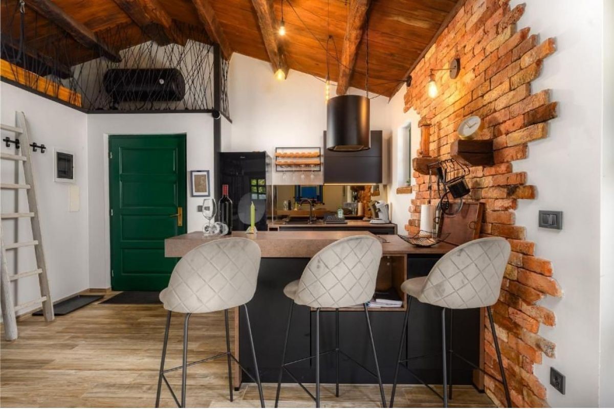 Affascinante bungalow con garage, jacuzzi e giardino mediterraneo – vicino a Poreč, Istria