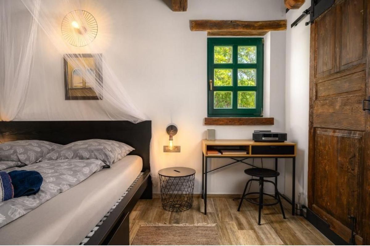 Affascinante bungalow con garage, jacuzzi e giardino mediterraneo – vicino a Poreč, Istria