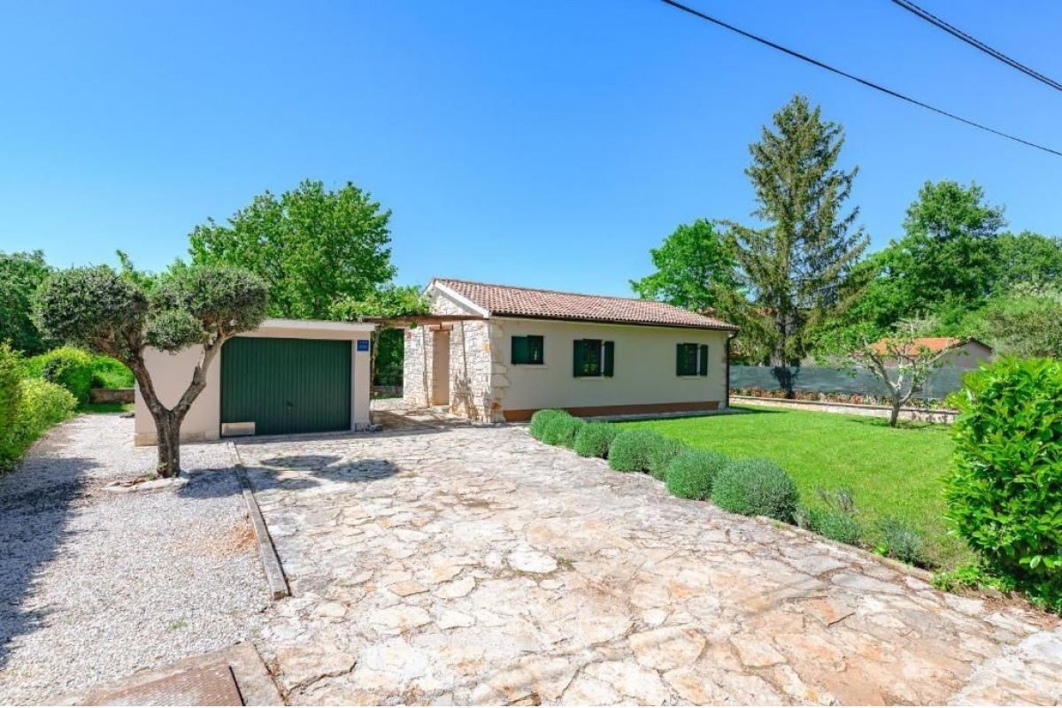 Affascinante bungalow con garage, jacuzzi e giardino mediterraneo – vicino a Poreč, Istria