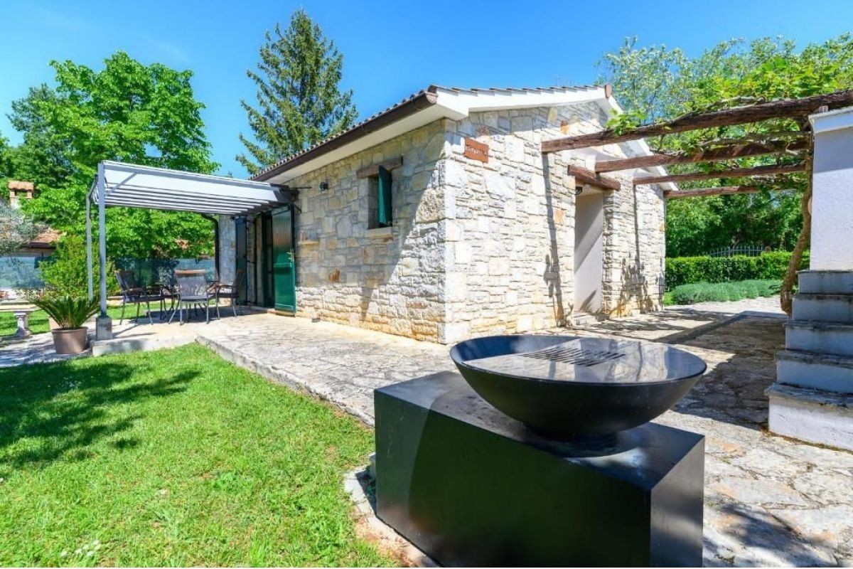 Affascinante bungalow con garage, jacuzzi e giardino mediterraneo – vicino a Poreč, Istria