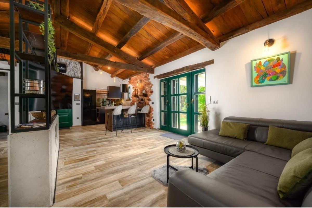 Affascinante bungalow con garage, jacuzzi e giardino mediterraneo – vicino a Poreč, Istria