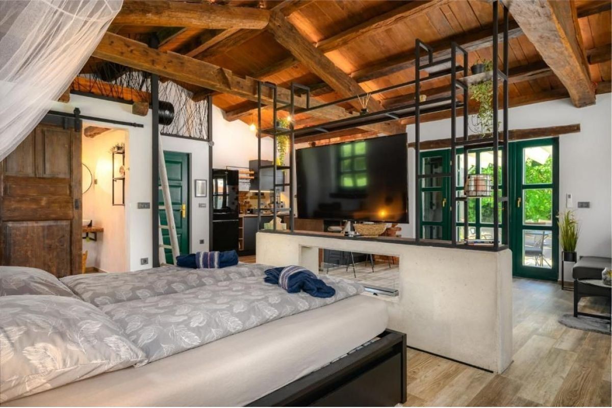 Affascinante bungalow con garage, jacuzzi e giardino mediterraneo – vicino a Poreč, Istria