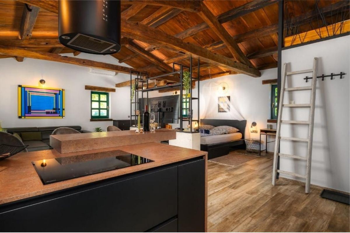 Affascinante bungalow con garage, jacuzzi e giardino mediterraneo – vicino a Poreč, Istria