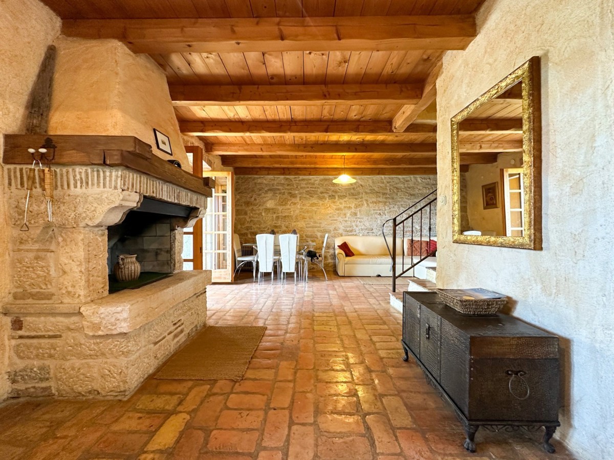 Casa in pietra in vendita vicino a Parenzo