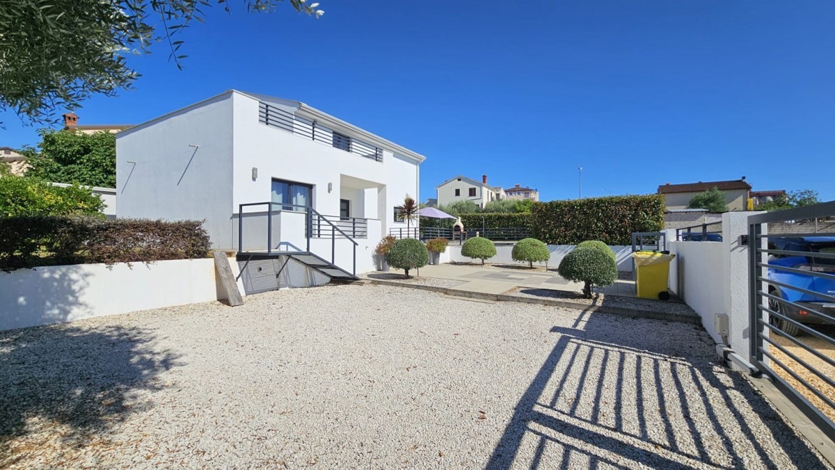 Moderna villa con piscina vicino a Parenzo - perfetta per la vita familiare, le vacanze o gli investimenti