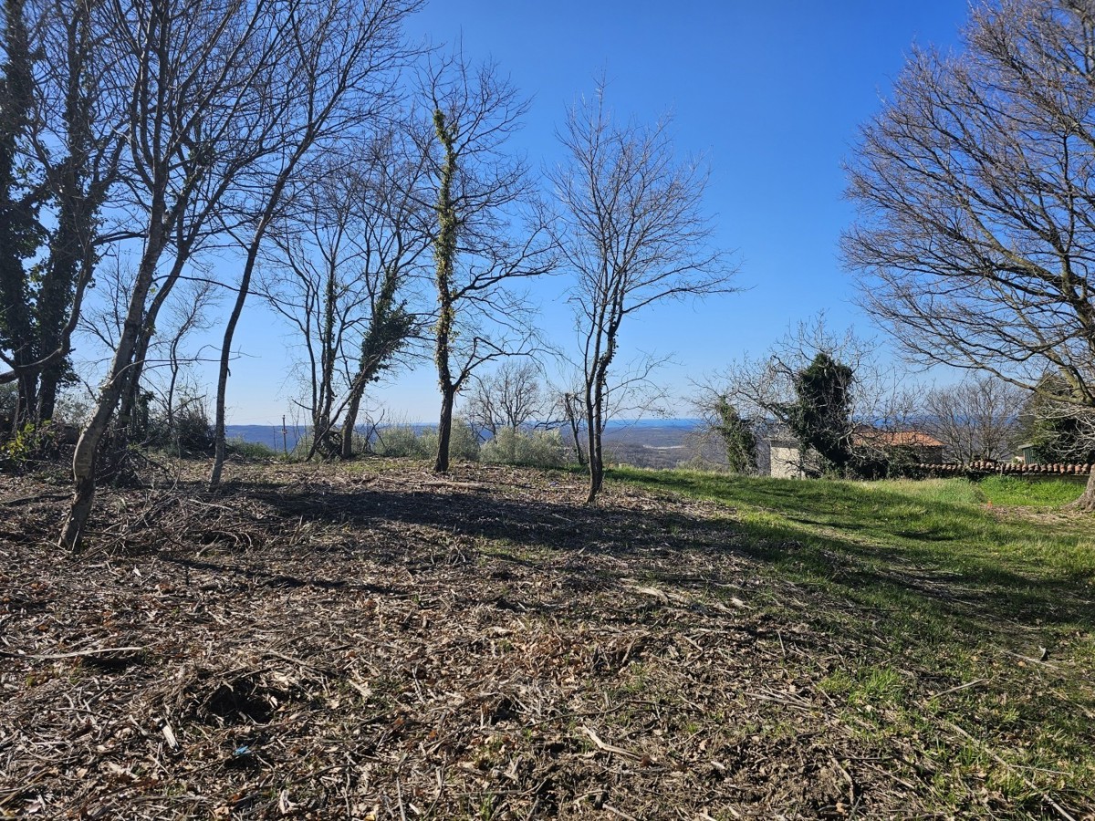 Terreno Edificabile con Vista Mare in Vendita vicino a Buie – 1000 m², Zona Tranquilla