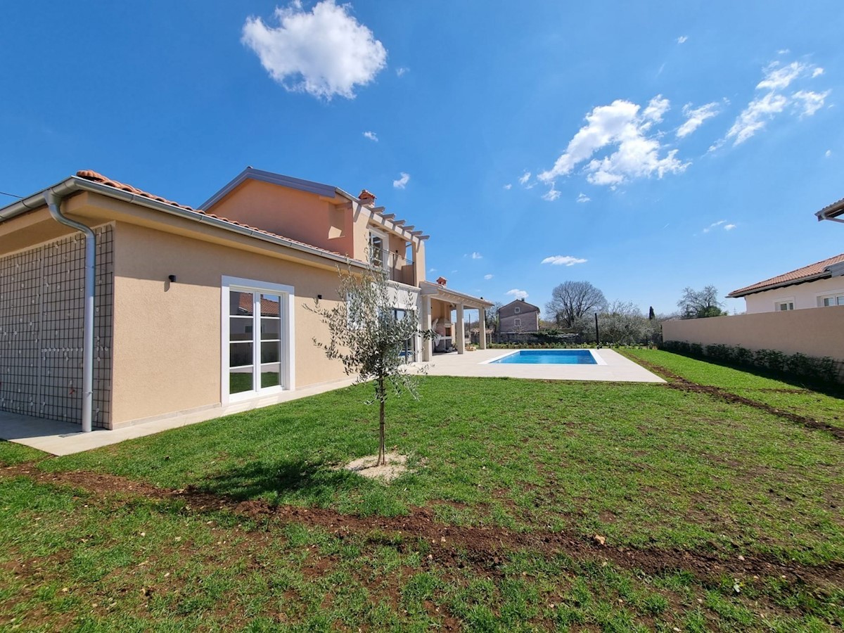 Villa di nuova costruzione con piscina e vista mare