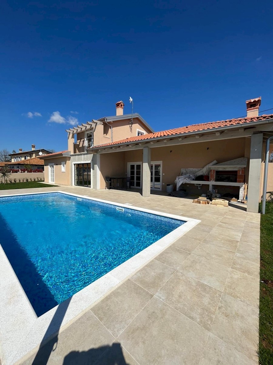 Villa di nuova costruzione con piscina e vista mare