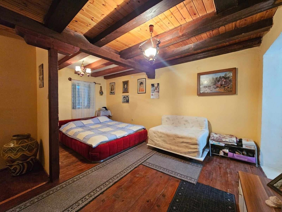 Casa in pietra in vendita vicino a Parenzo, a ca 4 km dal mare