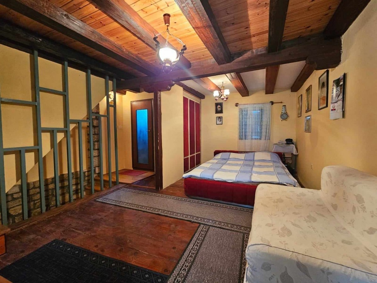 Casa in pietra in vendita vicino a Parenzo, a ca 4 km dal mare