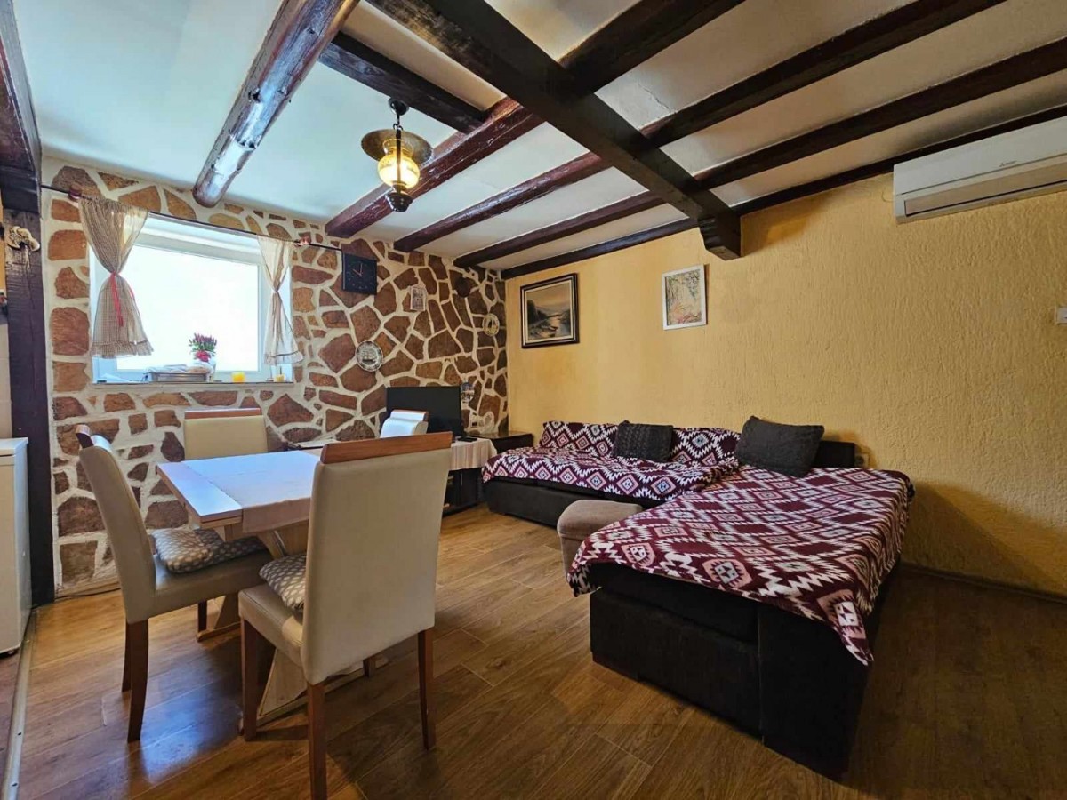 Casa in pietra in vendita vicino a Parenzo, a ca 4 km dal mare