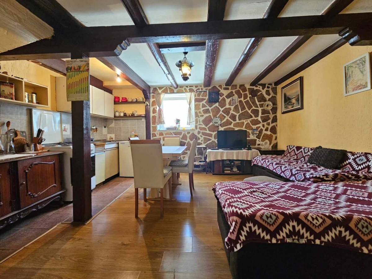 Casa in pietra in vendita vicino a Parenzo, a ca 4 km dal mare