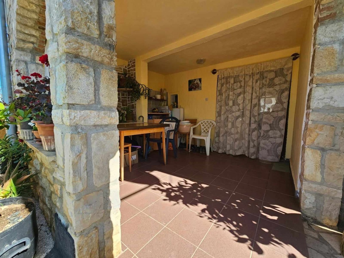 Casa in pietra in vendita vicino a Parenzo, a ca 4 km dal mare