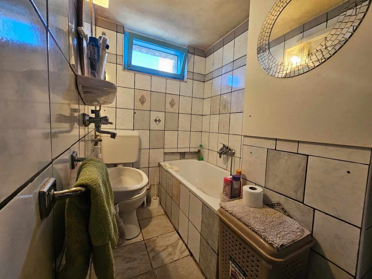 Casa in pietra in vendita vicino a Parenzo, a ca 4 km dal mare