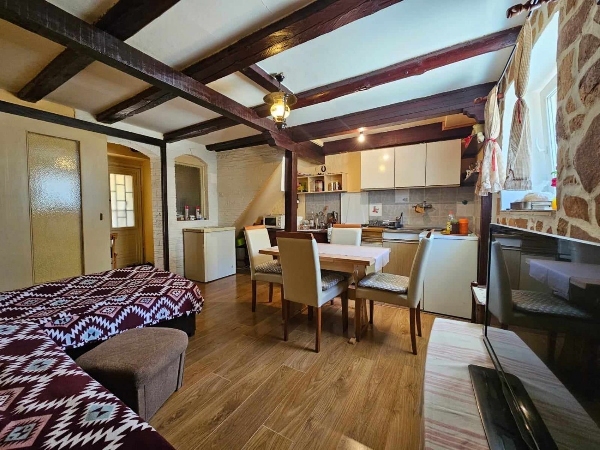 Casa in pietra in vendita vicino a Parenzo, a ca 4 km dal mare