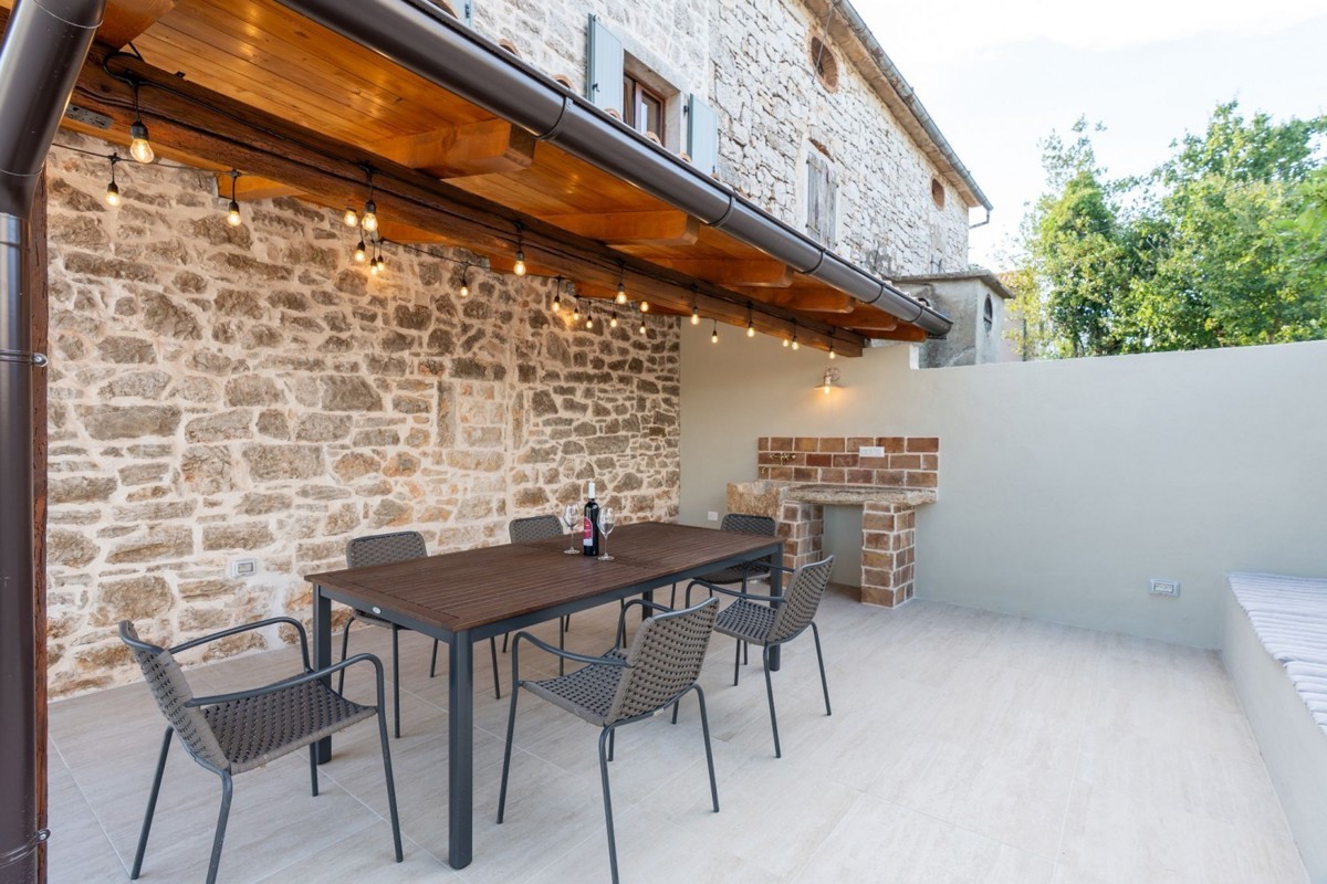 Autentica casa in pietra istriana con piscina e vista mare – in vendita, vicino a Parenzo