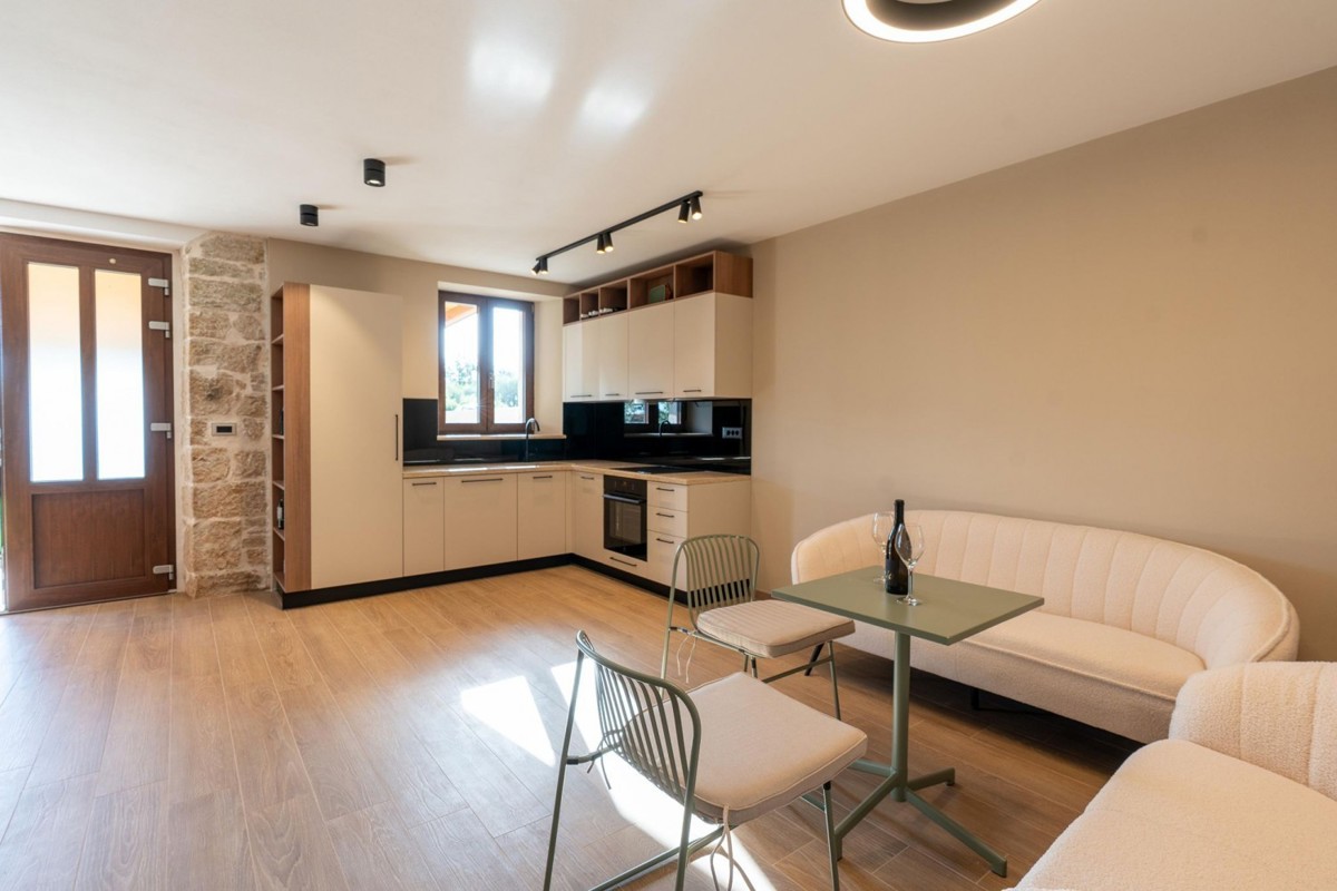 Autentica casa in pietra istriana con piscina e vista mare – in vendita, vicino a Parenzo