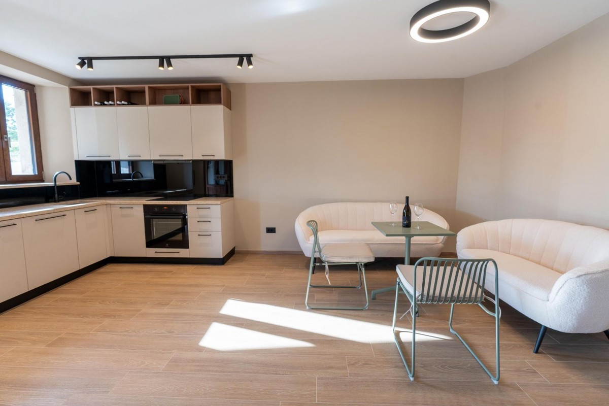 Autentica casa in pietra istriana con piscina e vista mare – in vendita, vicino a Parenzo