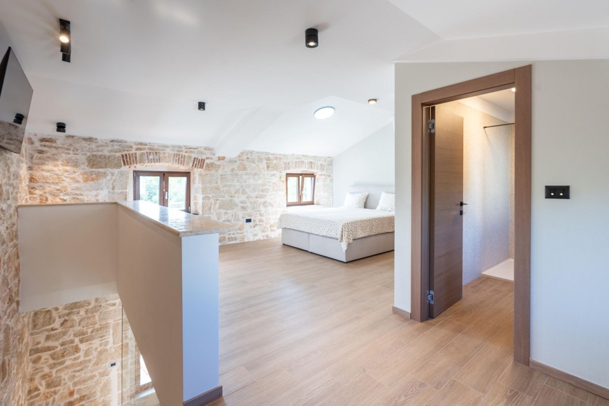 Autentica casa in pietra istriana con piscina e vista mare – in vendita, vicino a Parenzo