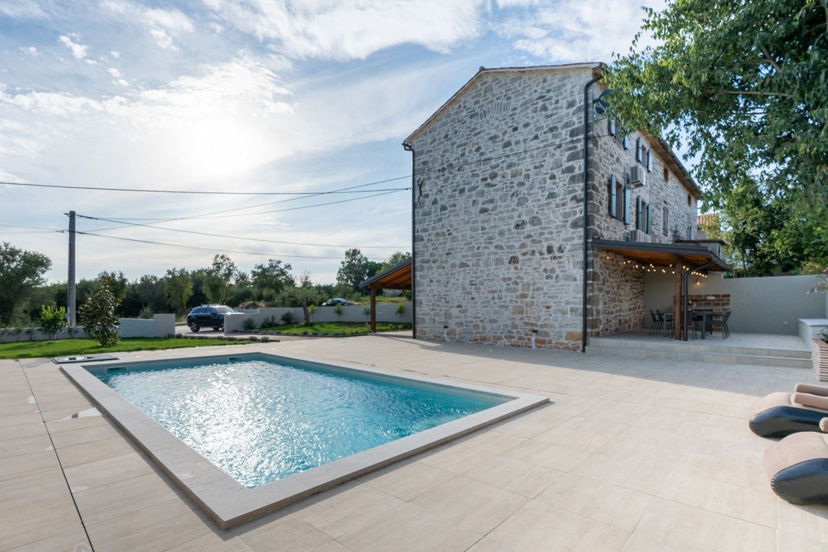 Autentica casa in pietra istriana con piscina e vista mare – in vendita, vicino a Parenzo