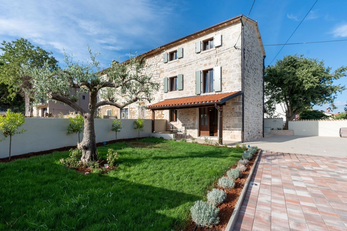 Autentica casa in pietra istriana con piscina e vista mare – in vendita, vicino a Parenzo