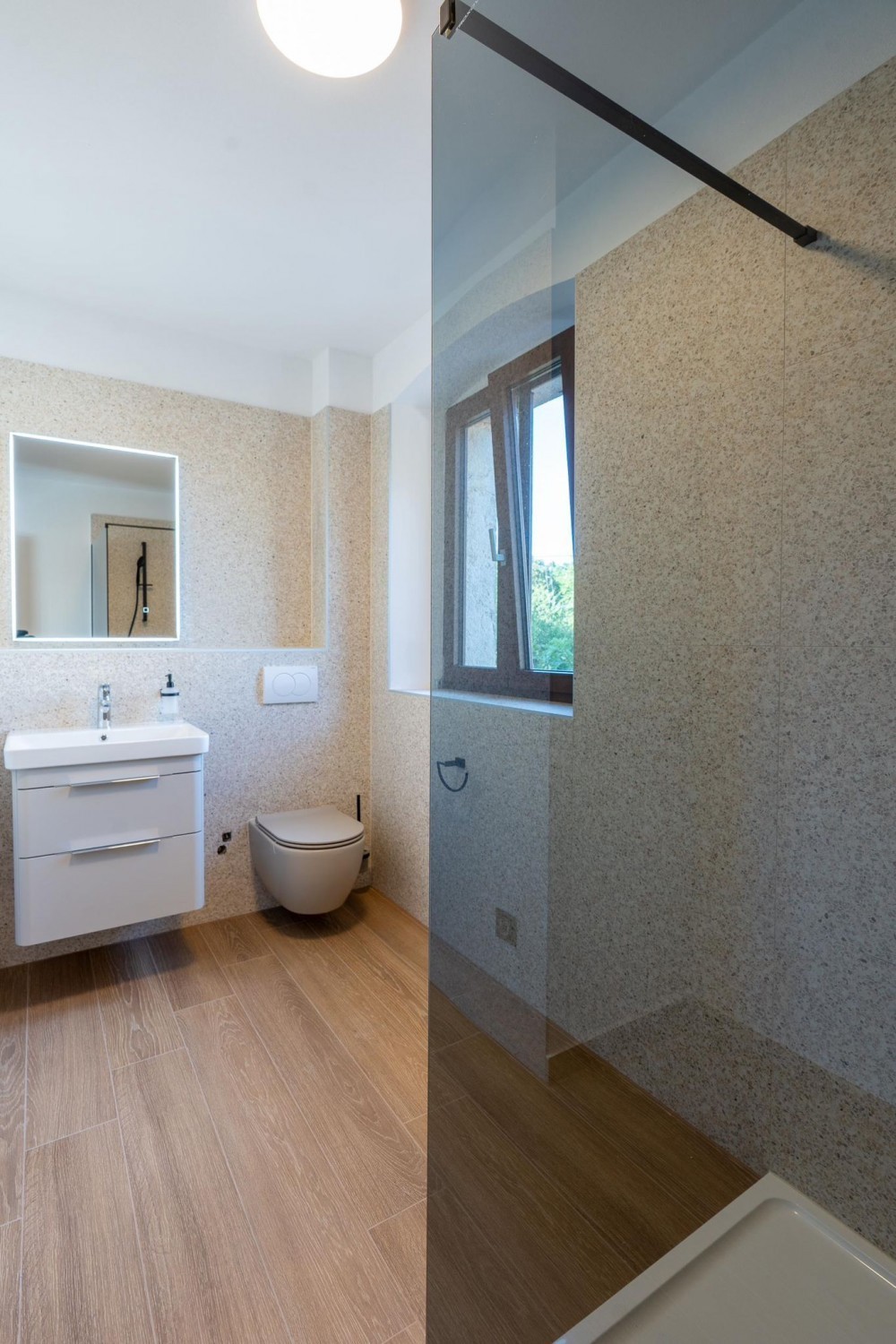 Autentica casa in pietra istriana con piscina e vista mare – in vendita, vicino a Parenzo