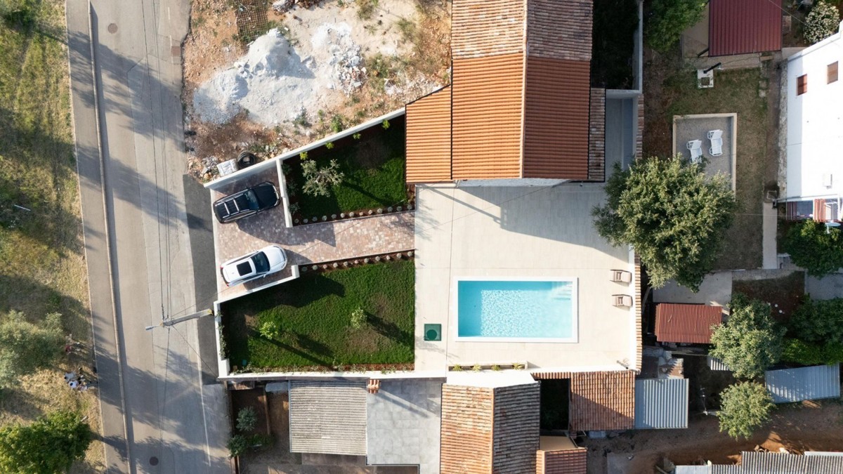 Autentica casa in pietra istriana con piscina e vista mare – in vendita, vicino a Parenzo