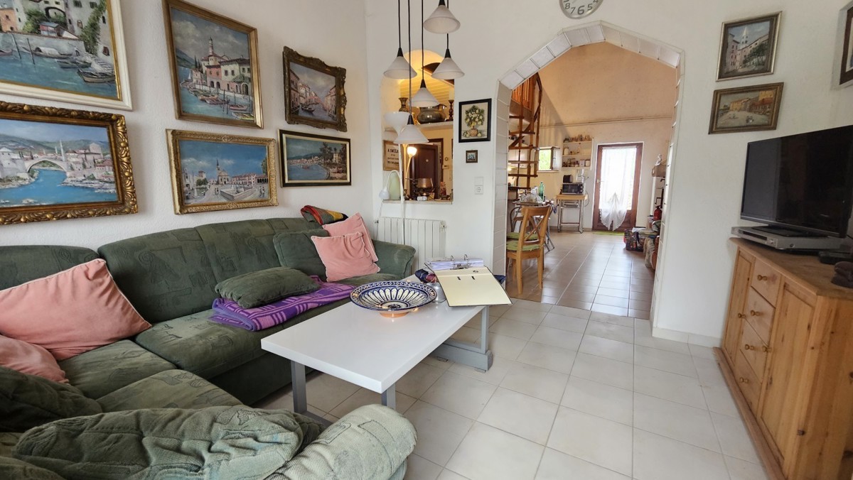 Casa a piano rialzato con giardino in zona tranquilla vicino a Vrsar e Parenzo