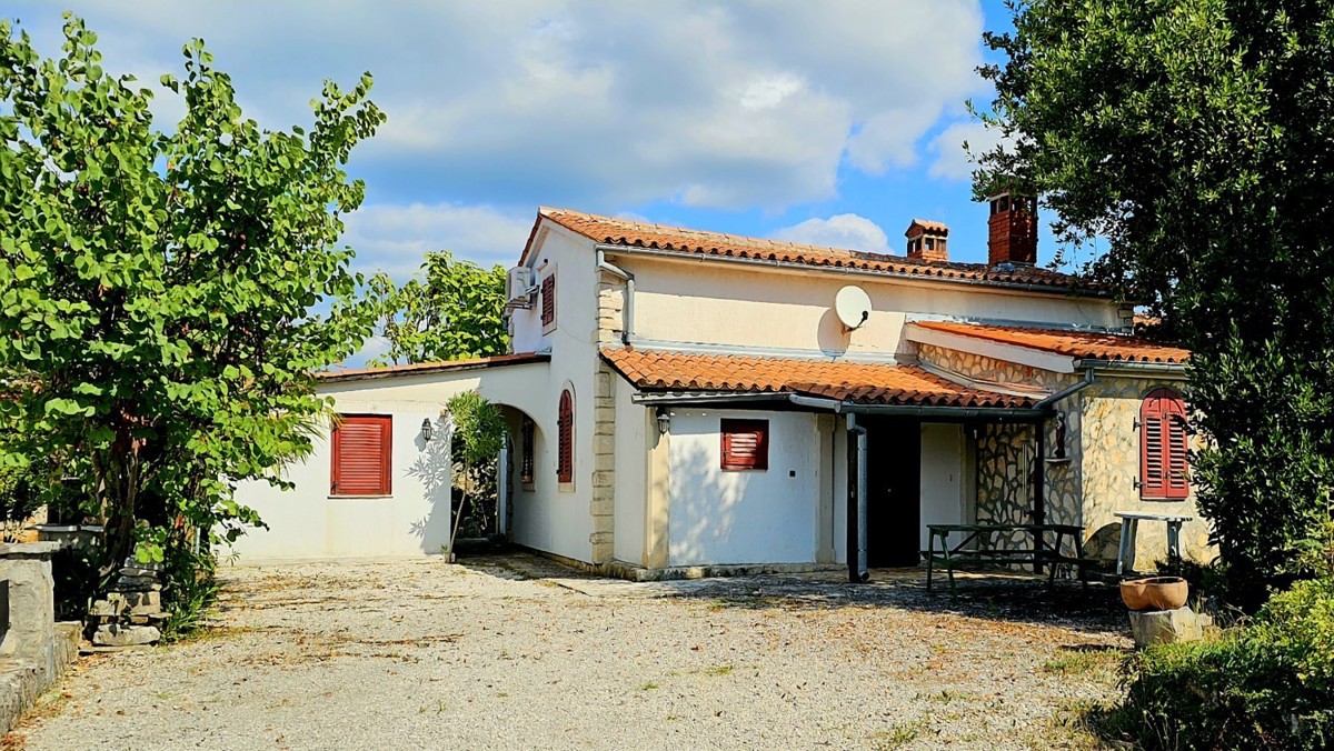 Casa a piano rialzato con giardino in zona tranquilla vicino a Vrsar e Parenzo