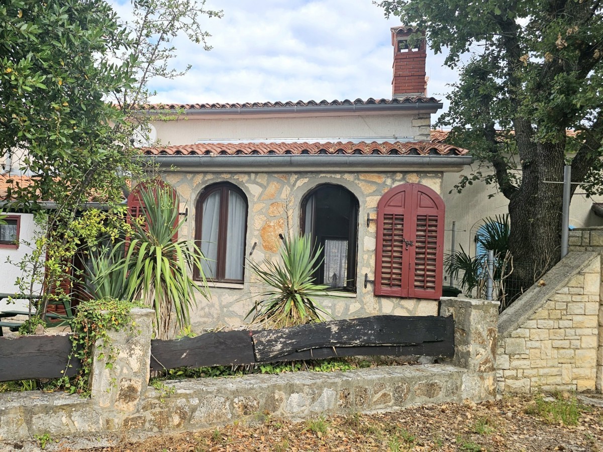 Casa a piano rialzato con giardino in zona tranquilla vicino a Vrsar e Parenzo