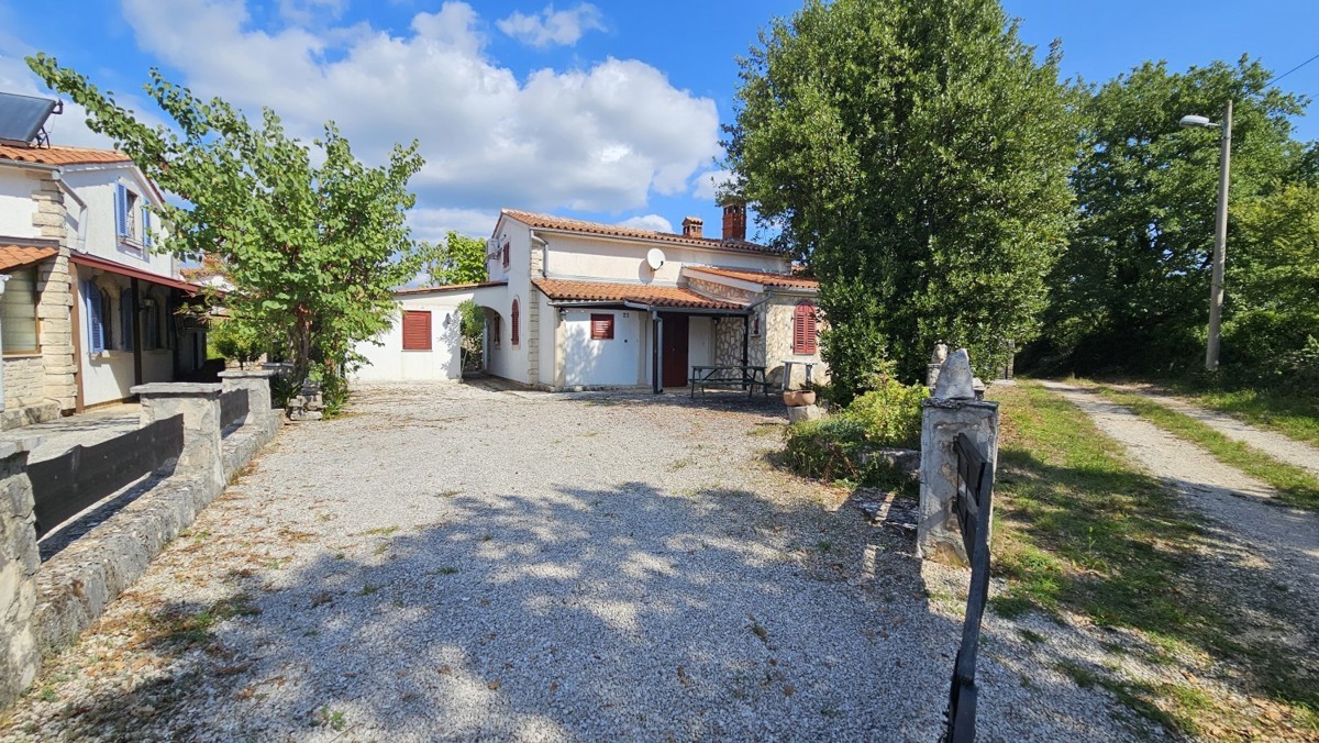 Casa a piano rialzato con giardino in zona tranquilla vicino a Vrsar e Parenzo