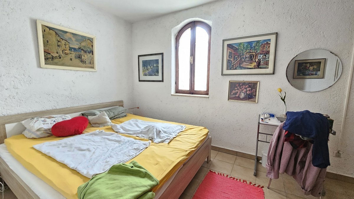 Casa a piano rialzato con giardino in zona tranquilla vicino a Vrsar e Parenzo