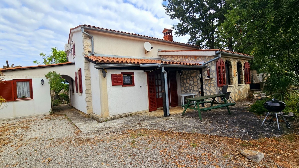 Casa a piano rialzato con giardino in zona tranquilla vicino a Vrsar e Parenzo