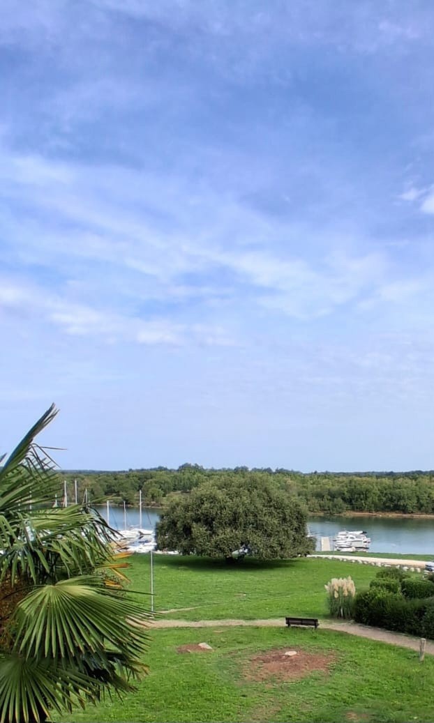 Červar Porat – Appartamento in vendita, prima fila dal mare