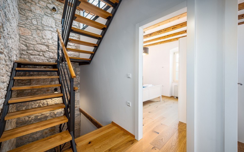 Opportunità! Casa in pietra ristrutturata in vendita in Istria con incantevole vista sul mare