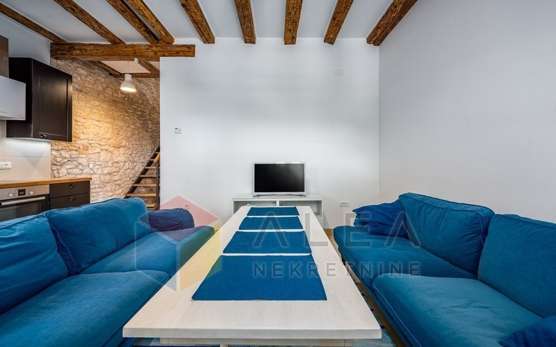 Opportunità! Casa in pietra ristrutturata in vendita in Istria con incantevole vista sul mare