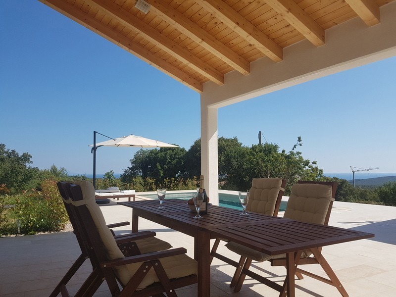 Opportunità! Casa in pietra ristrutturata in vendita in Istria con incantevole vista sul mare