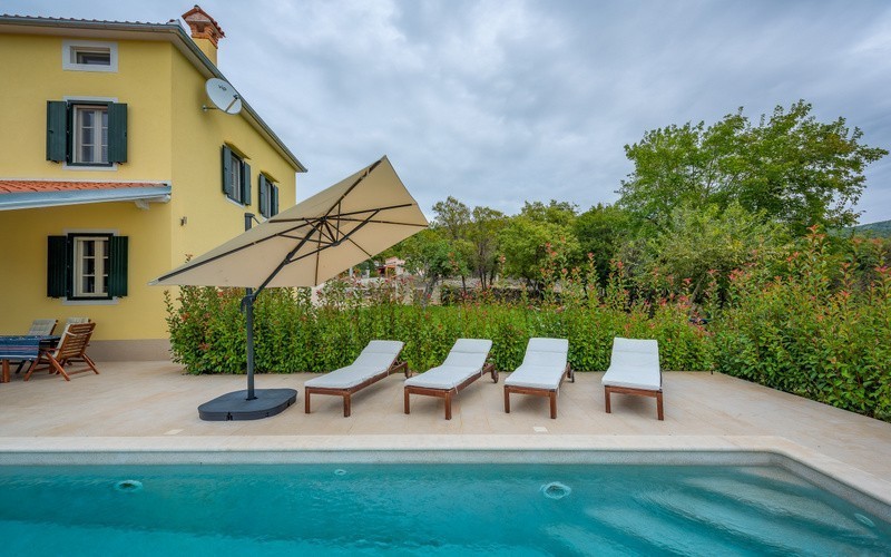 Opportunità! Casa in pietra ristrutturata in vendita in Istria con incantevole vista sul mare