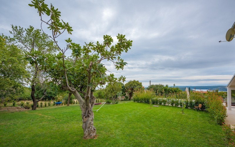 Opportunità! Casa in pietra ristrutturata in vendita in Istria con incantevole vista sul mare