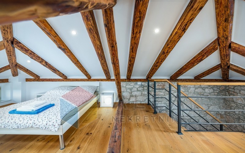 Opportunità! Casa in pietra ristrutturata in vendita in Istria con incantevole vista sul mare